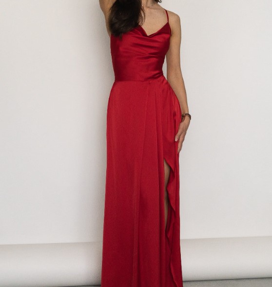 czerwona sukienka satynowa